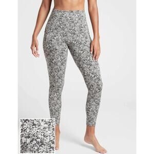 Athleta Salutation Stash Pocket II Textured 7/8 Tight in Moonflower